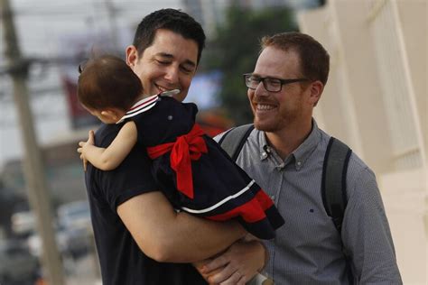 Gay Sì Alla Maternità Surrogata Per Due Papà Notizie Ansait