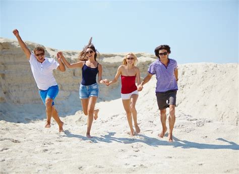 Adolescentes Riendo En La Playa Foto Gratis