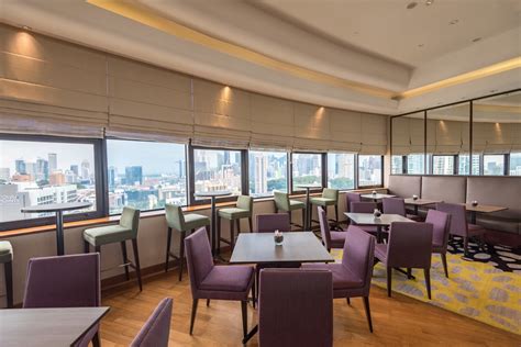 Holiday inn singapore atrium is strategically located in the heart of the city, steps away from the iconic singapore river. Hotel Review: Holiday Inn Singapore Atrium (Executive Room ...