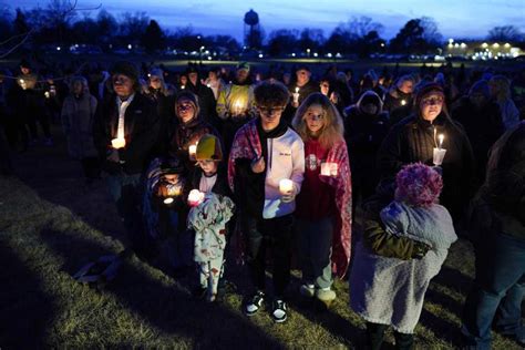 Iowa School Shooting 7 Photos From Candlelight Vigil Outside Perry