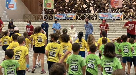 Papa Francisco Se Reúne Con Niños Y Jóvenes Del Curso De Verano En El