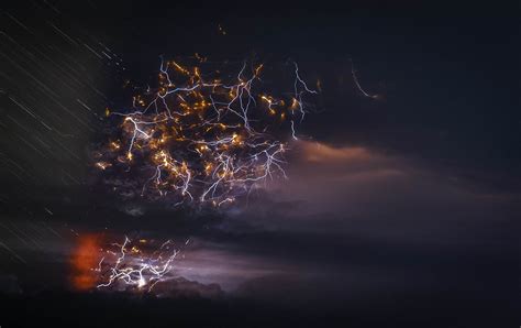 Photographer Specializes In Capturing Volcanic Lightning These Epic