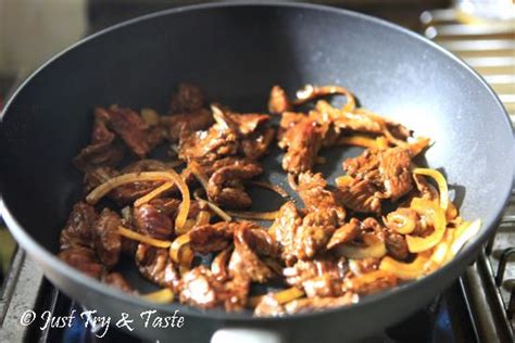 Tuang kuah soto dan dagingnya dalam mangkuk, taburi dengan bawang goreng dan seledri. Resep Daging Sapi Jtt - Resep Masakan