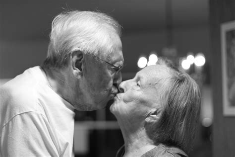 Old Couple Kissing Vieux Couple Qui Sembrasse Kissing Couples Old