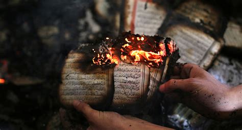 متطرفون في السويد يحرقون القرآن الكريم تضامنا مع قطع رأس المدرس في