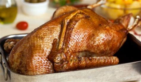 The goose is getting fat. Рецепта за Пълнена гъска | Christmas dinner menu, Easy christmas dinner, Traditional christmas ...