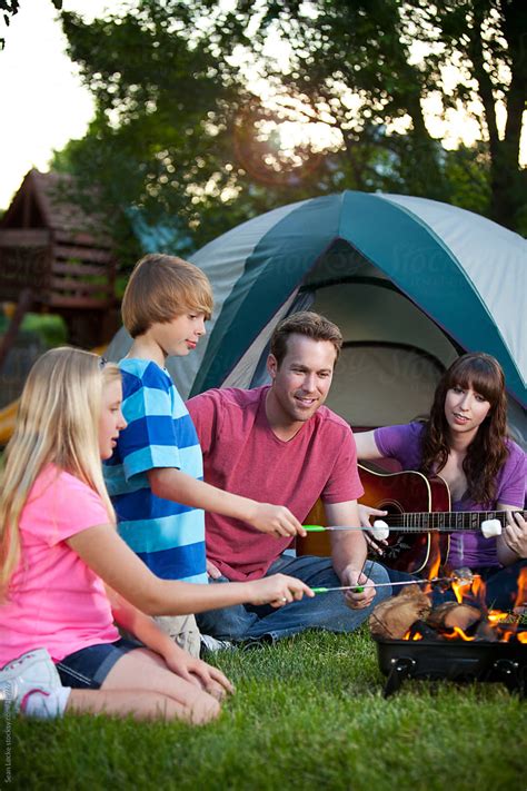 Camping Roasting Marshmallows Over A Campfire Del Colaborador De