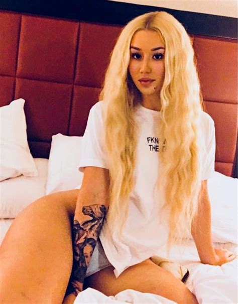 Iggy Azalea Shows Off Insane Curves In Tiny Bikini Bottoms As She Relaxes In The Sunshine