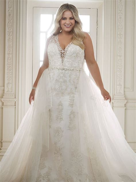 Styles, trends and tips for 2020. 20 Gorgeous Plus-Size Wedding Dress You'll Love