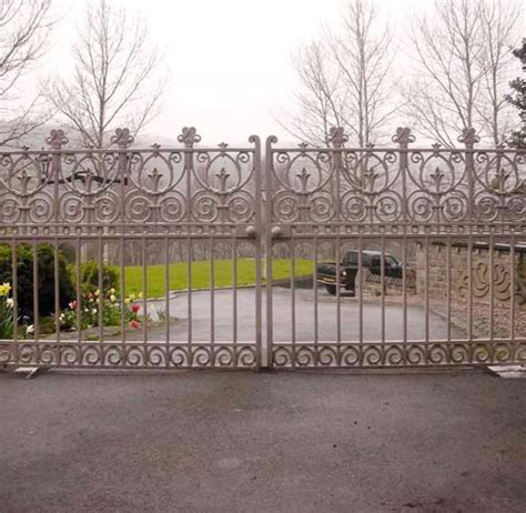 It's not unusual to see automatic gates in the driveways of mansions, large estates or ranches. 17 Best images about Driveway Gates on Pinterest | Iron ...