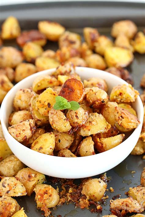 Oct 09, 2019 · you put in the effort to read up on how to cook a baked potato in the oven so that the skin crisps up nicely, so don't ruin your work by reheating leftover baked potatoes in the microwave! Oven Roasted Potatoes, Crispy Oven-Roasted Potatoes, how ...