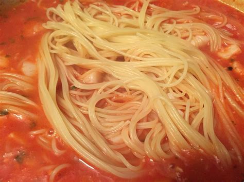 Stir in the lemon juice and tomato. ANGEL HAIR WITH SCALLOPS IN WHITE WINE MARINARA SAUCE ...
