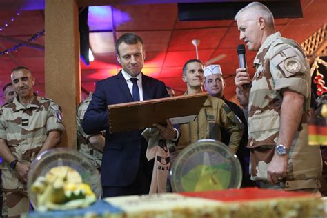 Emmanuel Macron A T Il Fait Son Service Militaire - Emmanuel Macron n'a pas tenu sa promesse sur l'égalité ho... - Closer