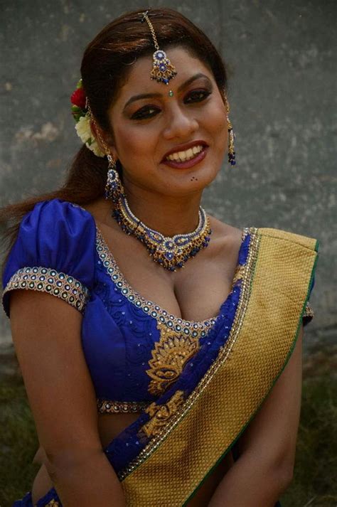 Kerala Mallu Aunty Parvathi Sexy Saree Pallu Drop Exposing Deep Cleavage Big Boobies In Low Cut