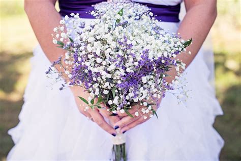 We source for the freshest and highest quality local flowers and imported flowers to design our bouquet. Dried Statice and Baby's Breath Bouquet