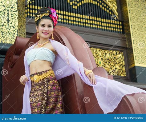 Thaise Vrouw In Traditioneel Kostuum Van Thailand Stock Afbeelding Image Of Gunst Acteren
