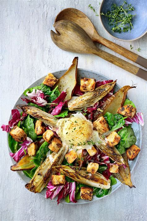 Salade Van Witloof Peer En Geitenkaas Met Croutons Van Rozijnenbrood