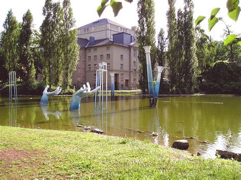 Gründungsmitglieder erinnern sich an die anfänge in einem privathaus, an skurrile inszenierungen und kostümierte zuschauer Englischer Garten (Meiningen)