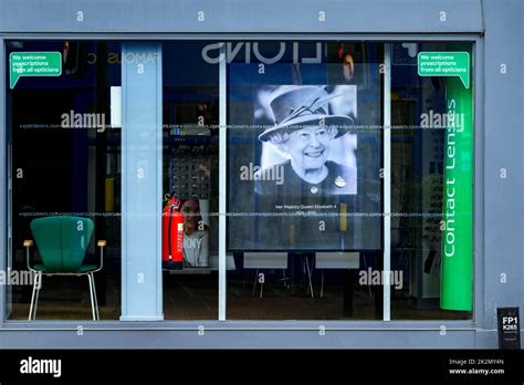 Queen's death (emotive poignant shop front picture tribute, remembering