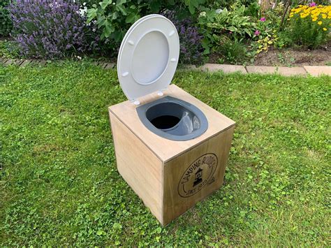 Toilet was originally a french loanword (first attested in 1540) that referred to the toilette (little cloth) draped over one's shoulders ^ the french eau de toilette (toilet water) is sometimes used as a. Toilette Basteln : Camping Toilette Selber Bauen Das ...