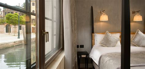 book now a deluxe canal view double room at hotel palazzo veneziano