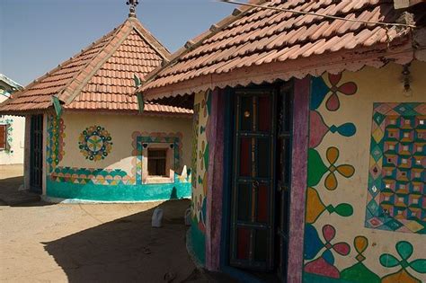 It has a large body and a long neck. Mudhouses or Bhungas | India house, Types of houses