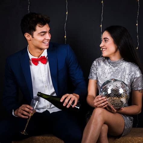 Homme Avec Champagne Et Femme Avec Boule Disco Photo Gratuite