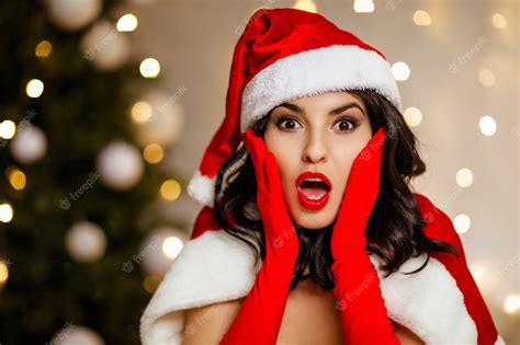 Hermosa Chica Sexy Emocionada Con Ropa De Santa Claus En El Fondo Del árbol De Navidad Foto
