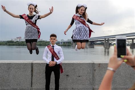 Russia S High School Seniors Ring The Last Bell In Self Isolation The Moscow Times
