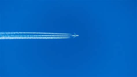 Why Do Aircraft Leave Contrails In The Sky Bbc Future