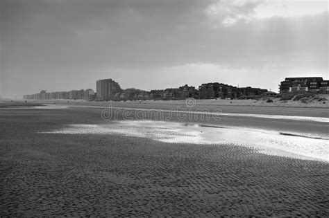 Aber nicht zu lang, aber nicht zu kurz ist die feinsandige küstenlandschaft mit feinsandigen stränden, einer dünenlandschaft und romantischen fischerdörfern. Nieuwpoort-Strand In Belgien Stockbild - Bild von belgien ...