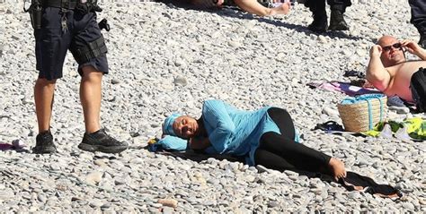 تصاویر برهنه شدن اجباری زنان مسلمان در سواحل فرانسه