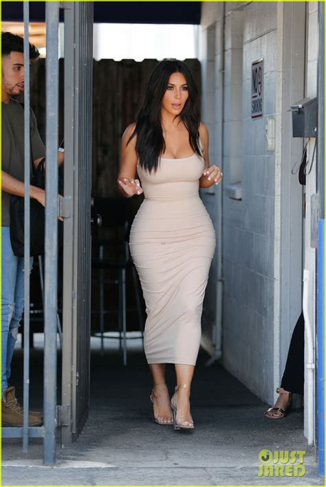 Kim Kardashian Flaunts 26 Inch Waist In Skin Tight Dress Photo 3673089