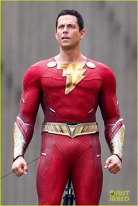 Mikhail Villarreal🦇‏ On Twitter Shazam Suit Changes Are Subtle But