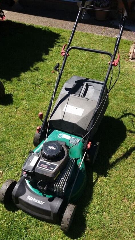 Qualcast Petrol Lawnmower With Briggs And Stratton 450 Series 148cc