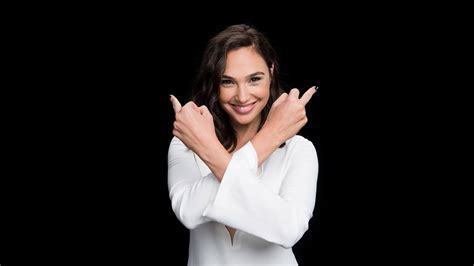 Gal Gadot Gives You The Double Middle Finger Myconfinedspace