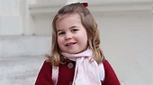 La princesa Carlota hace historia real a sus dos años | CNN