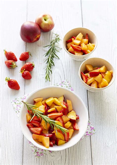 Salade de fruits au melon fraises et pêches sirop au romarin