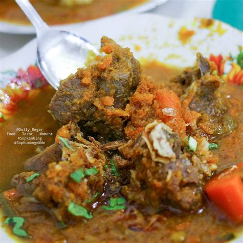 Mereka menjajal tongseng balungan goreng kambing hingga sop kambing. Sop Kambing Kumango, Kuah Lezatnya Bikin Melongo