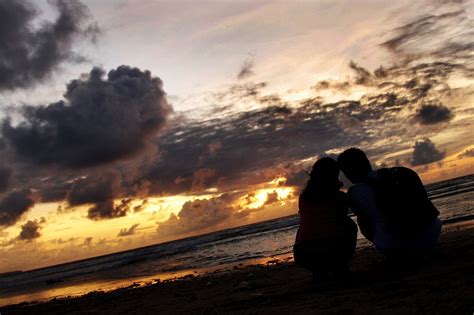 Pasangan Romantis Menikmati Sunset A Photo On Flickriver