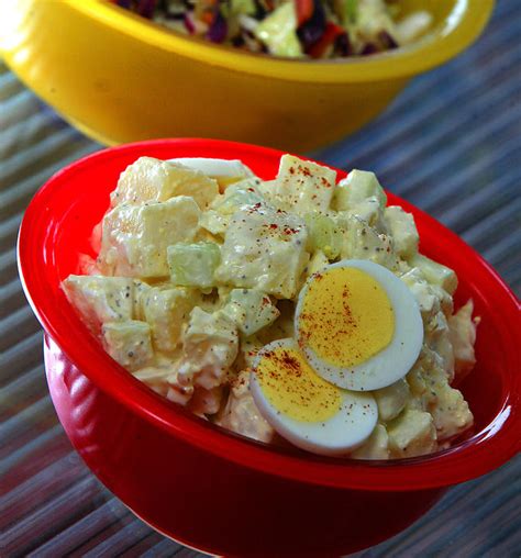 1/3 cup clear italian dressing 7 medium potatoes, cooked and diced 3/4 cup sliced celery 1/3 cup sliced green onions 4 hard cooked eggs 1 cup mayonnaise 1/2 cup sour cream 1 1/2 t. Recipe: Sour cream potato salad - LA Times Cooking