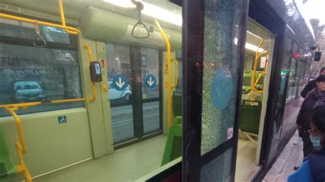 Sfonda Il Vetro Di Un Tram Con Un Calcio Ferita Una Passeggera 19enne