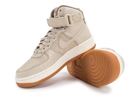 Free shipping on selected items. Nike Air Force 1 Hi Premium beige - Chaussures Femme ...