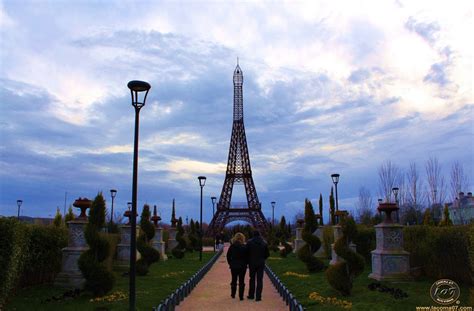 Entre los monumentos de la ciudad figuran la torre eiffel, la catedral de notre dame, la avenida de los campos elíseos, el arco de triunfo, la basílica del sacré cœur, el palacio de los inválidos, el panteón, el arco de la defensa, la ópera garnier y el barrio de montmartre, entre otros. Fotografia viajera Lacoma 07: Torre Eiffel IV- Parque de ...