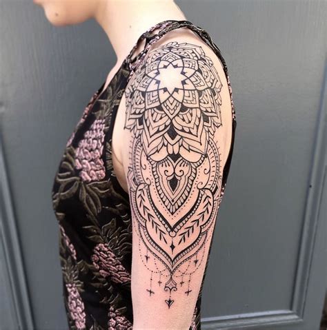 Have You Seen These Mind Blowing Blackwork Tattoos Page 5 Of 7