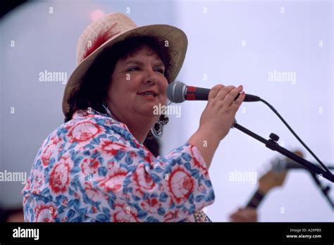rita macneil el país canadiense y la cantante folklórica cantar en el escenario fotografía