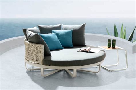 Orlando Modern Outdoor Large Round Chaise Lounge Daybed Icon Outdoor Contract