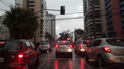 Em curitiba, o verão é morno e de céu quase encoberto; Tempo vira em Curitiba com chuva, vento, destruição e ...
