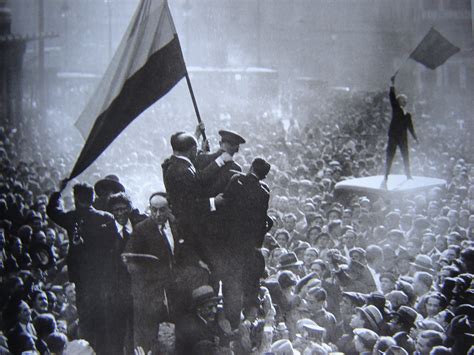 Desdehacia La Ii República Rrs Radio Del Museo Reina Sofía