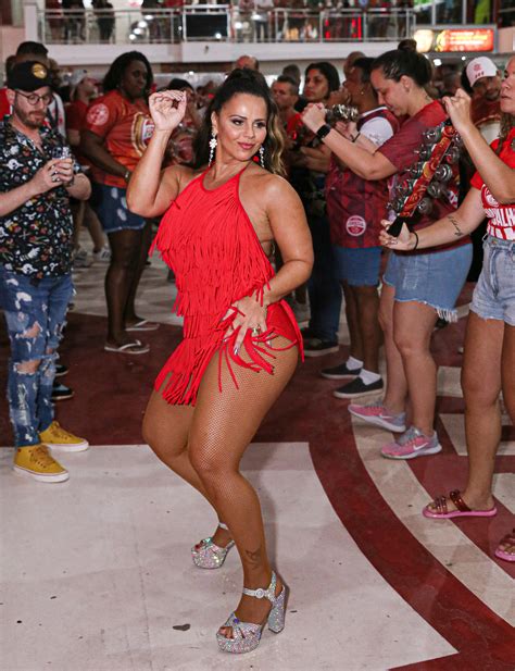 Viviane Araújo se joga no samba em ensaio do Salgueiro